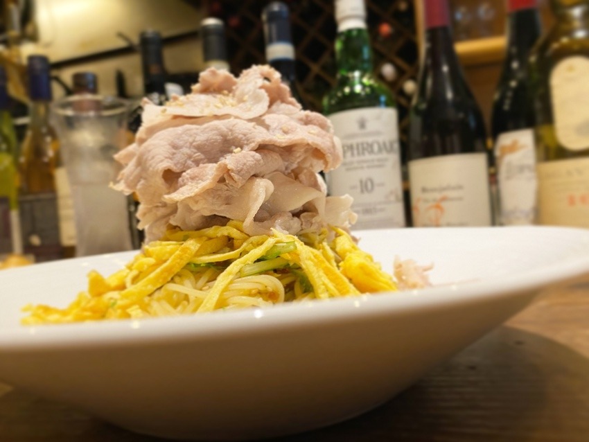 イタリアンシェフが作る“冷やし中華”を楽しむ。