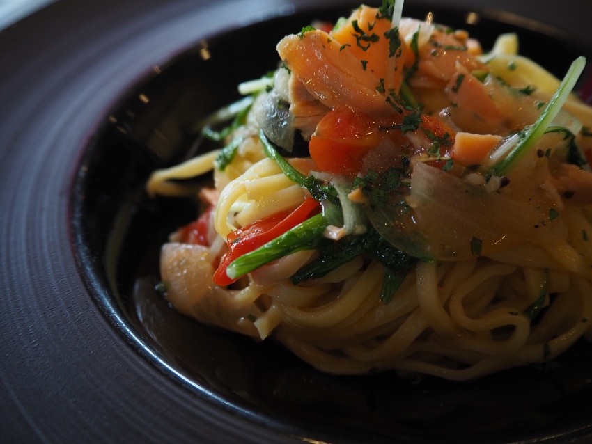 桜チップでサーモンを燻製にした自家製スモークサーモンのパスタ