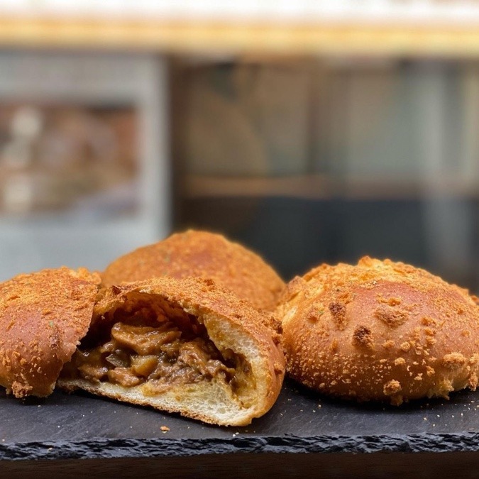 特製！豚の角煮カレーパン！