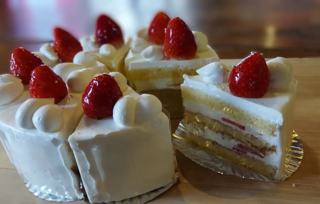明日の日替わりは、苺づくしのケーキですよ！