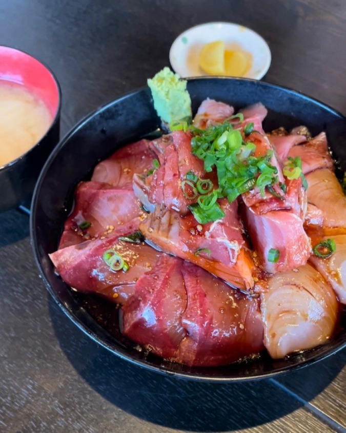 ボリューム満点！大人気の海鮮丼