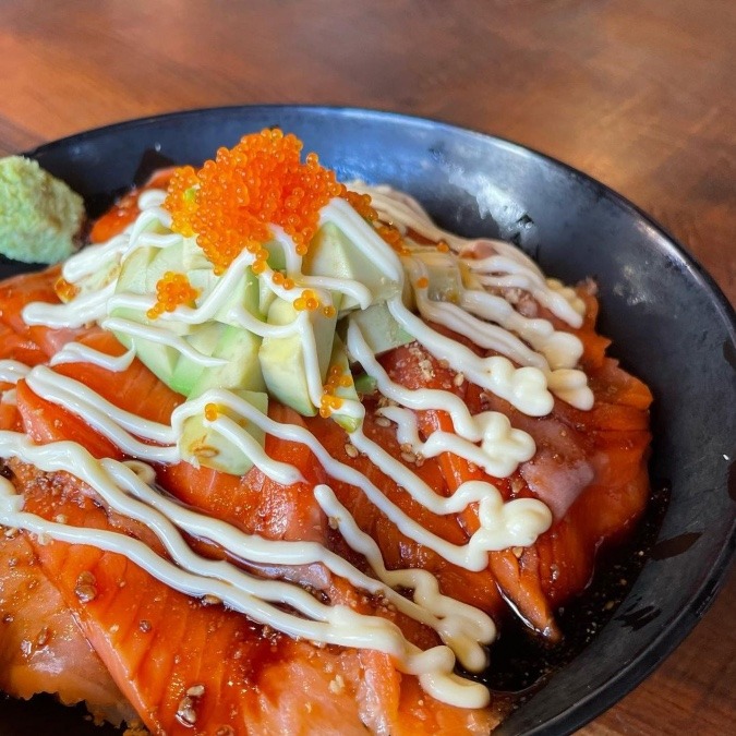 新メニュー『サーモンアボカド丼』✨