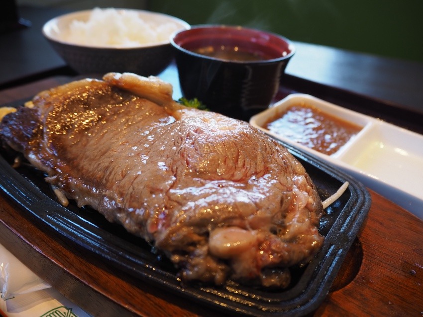 蛍川の とんかつとステーキのお店“肉のレストラン 中津留”さんが明日より再開されますよ✨