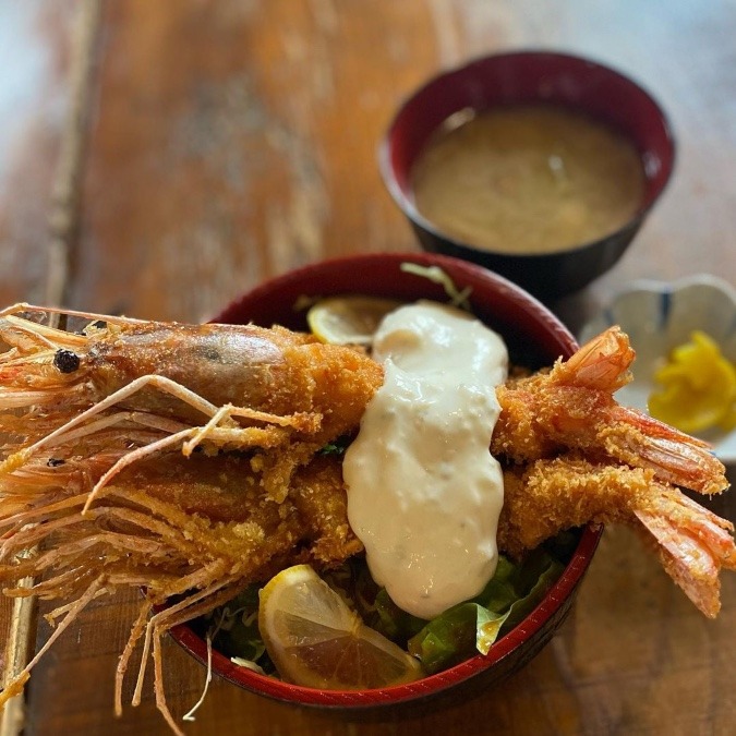 スゴすぎる大エビフライ丼！