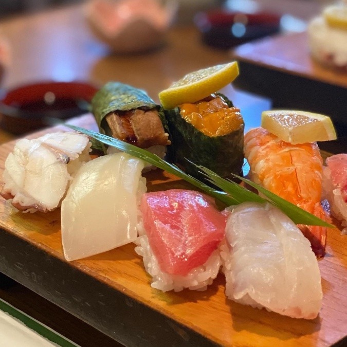 『だるま寿司』の《穴子のにぎり》と《茶碗蒸し》が絶品!
