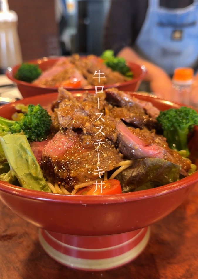 人気定食屋の牛ロースステーキ丼
